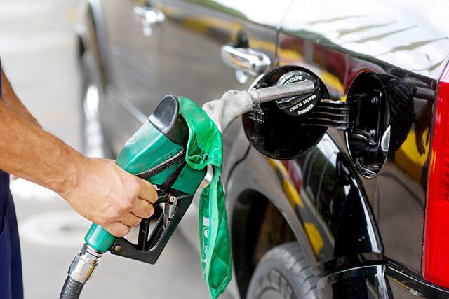 Preço médio da gasolina cai mais uma vez, informa ANP