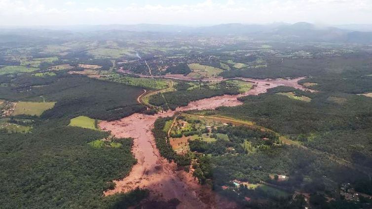 Governo de Minas confirma sete mortes após rompimento de barragem