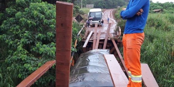 Caminhão tomba e destrói ponte da BR-230, entre Medicilândia e Uruará