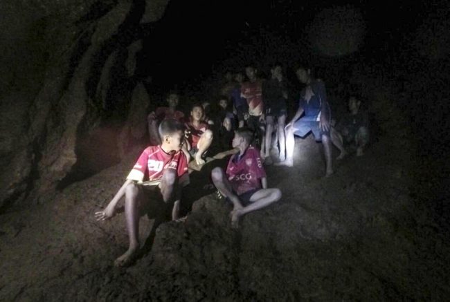 Netflix fará minissérie sobre meninos tailandeses resgatados em caverna