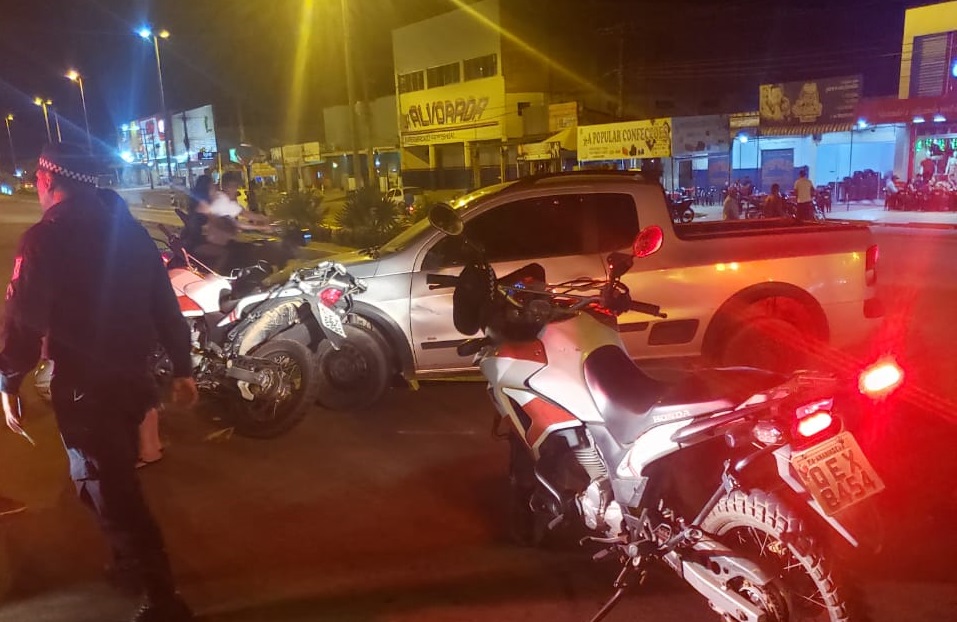 Motorista de carro invade pista e colide com moto da PM em Ourilândia
