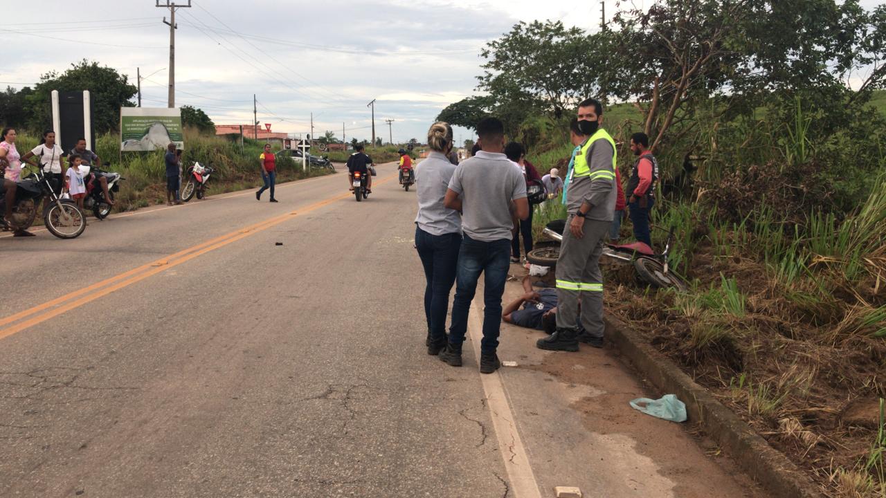 Motociclista sofre ataque epilético e se acidenta com a esposa e filhos em Ourilândia