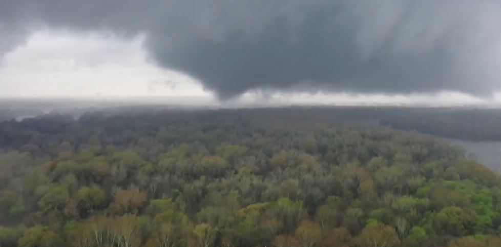Drone registra a formação de um tornado nos EUA
