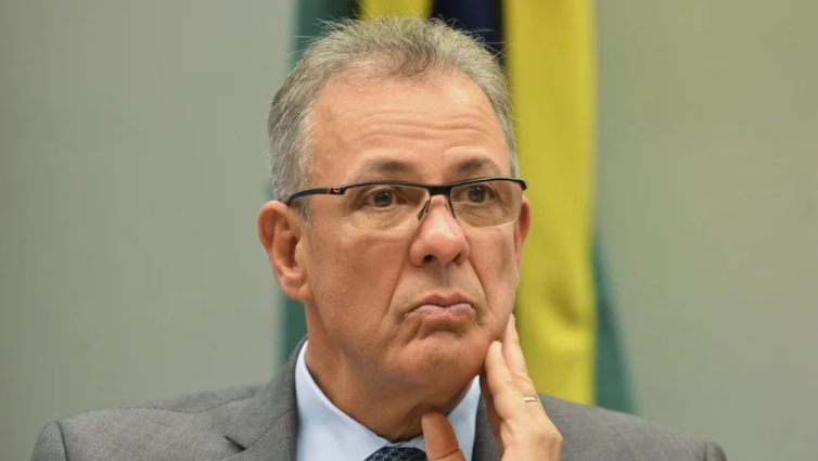 Ministro de Minas e Energia pede uso consciente de energia e água e descarta racionamento