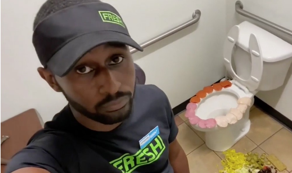 Homem é demitido após colocar ingredientes na borda de vaso sanitário e pisar neles