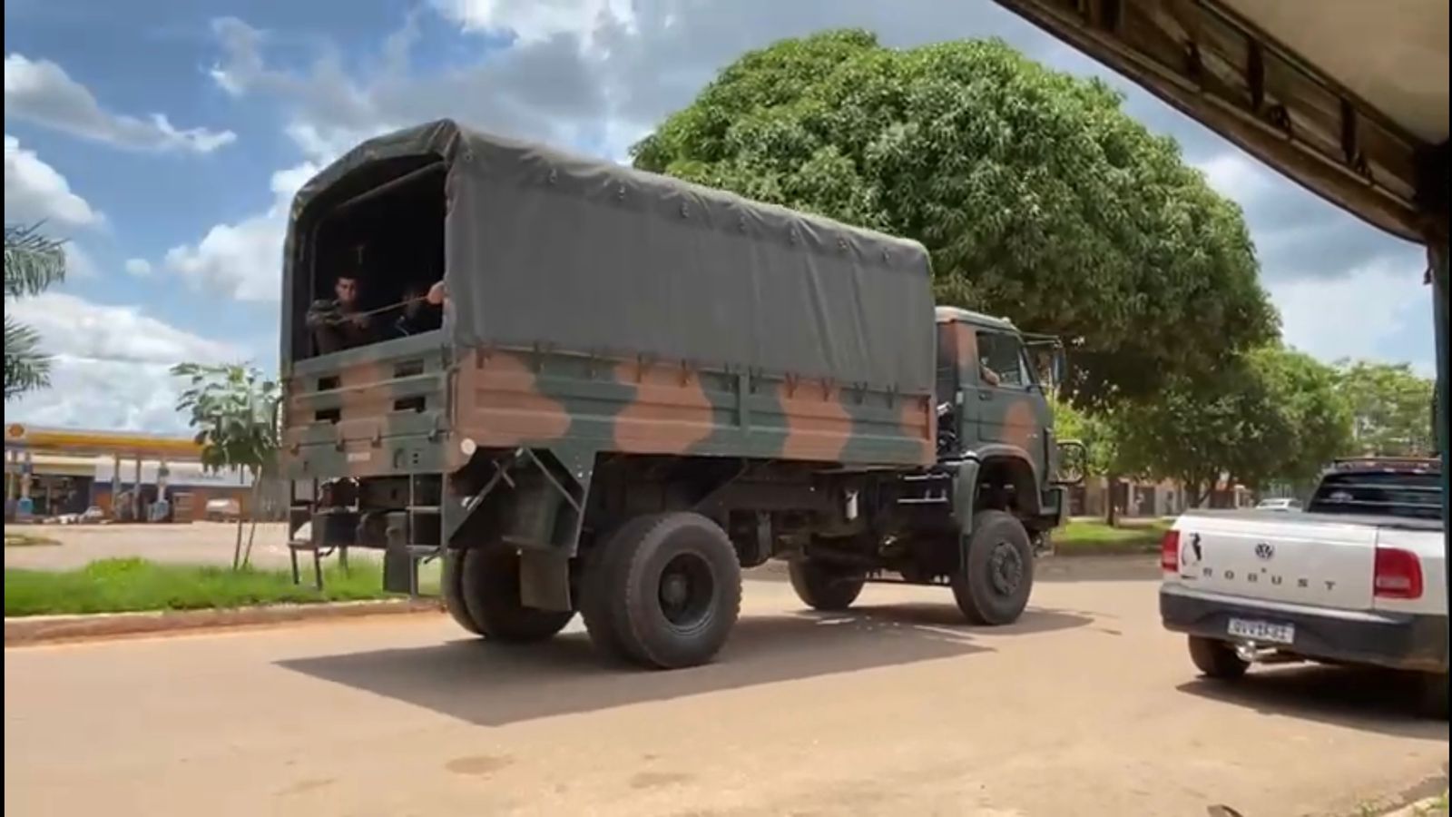Assista: Comboio de caminhões do Exército está em São Félix do Xingu, no PA