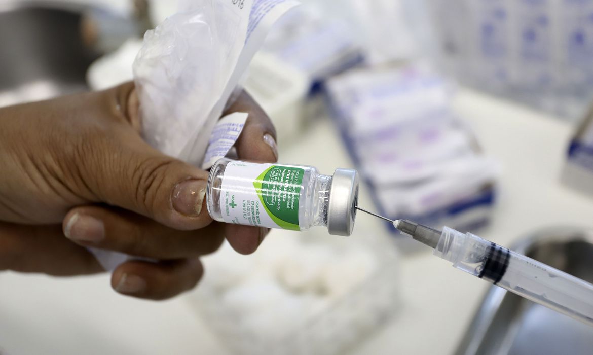 Vacinas devem proteger infectados por variante Ômicron, diz secretário