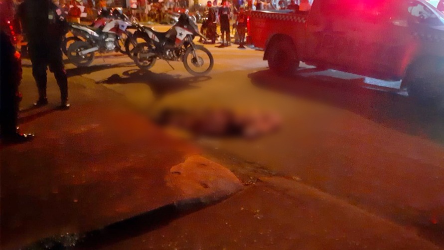 Rapaz é assassinado na frente de casa com o filho no colo em Marabá