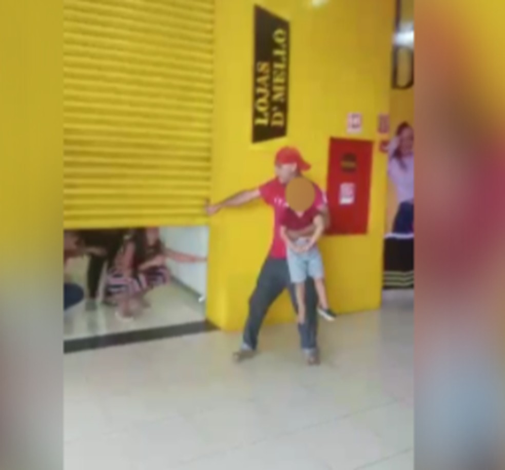 Vídeo: Homem faz criança de dois anos de refém em shopping de Parauapebas