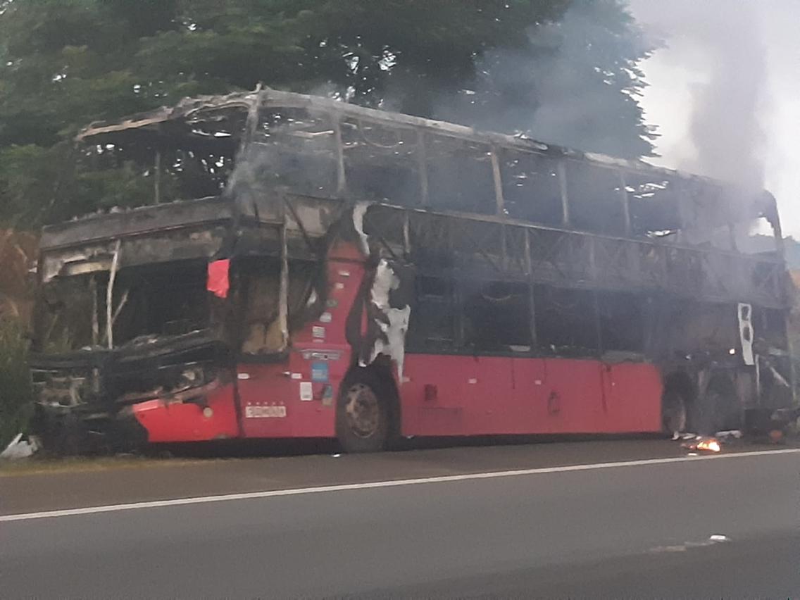Ônibus que saiu de Belém com destino a Florianópolis pega fogo na estrada