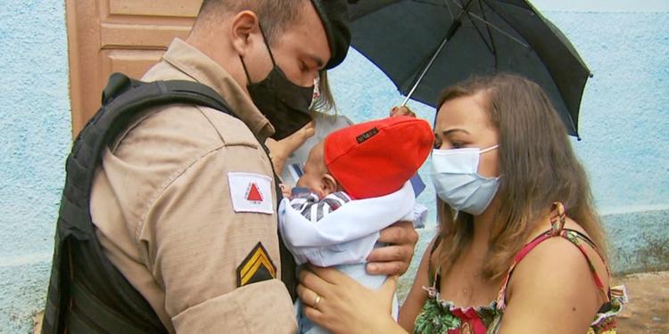 Bebê recém-nascido engasgado com leite durante a amamentação é salvo por policiais: ‘Estava roxo’