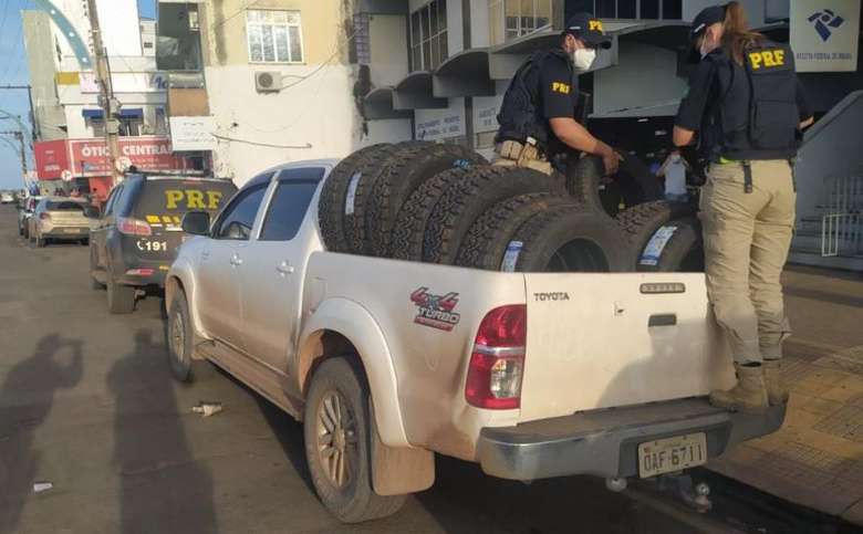 PRF apreende 20 pneus e 100 peças de motos dentro de caminhonete em Santarém