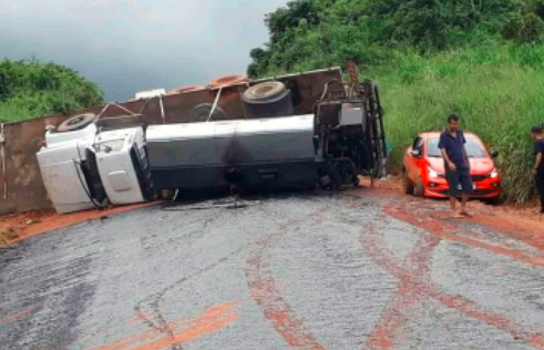 Caminhão tomba com produto asfáltico e deixa trânsito bloqueado na BR-230 no sudoeste do Pará