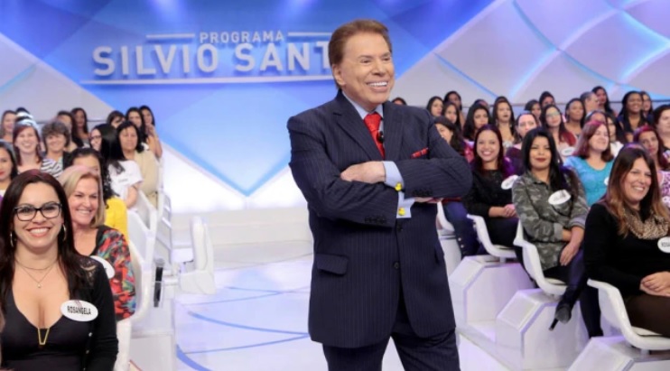 Calça de Silvio Santos cai no palco e ele fica só de cueca; assista