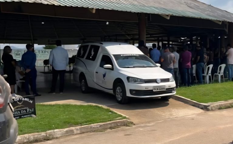 Familiares e amigos carregam os caix&otilde;es de Sebasti&atilde;o Divino e Daniel Teodoro durante o cortejo at&eacute; o sepultamento. (Foto: PMPA)